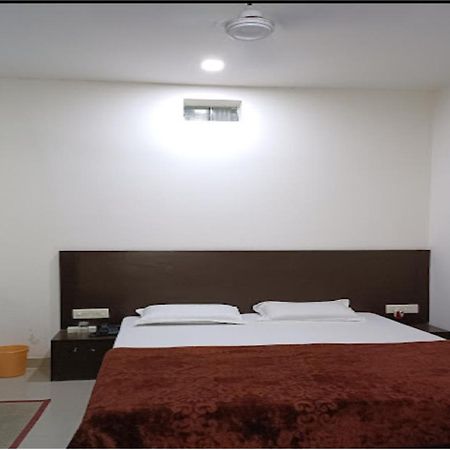 אגרה Supreme Guest House By Wb Inn מראה חיצוני תמונה
