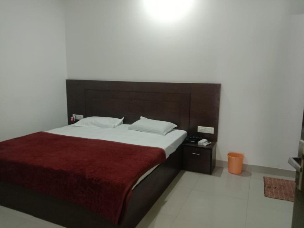 אגרה Supreme Guest House By Wb Inn מראה חיצוני תמונה