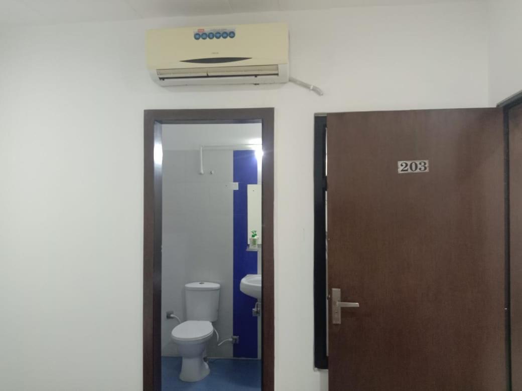 אגרה Supreme Guest House By Wb Inn מראה חיצוני תמונה