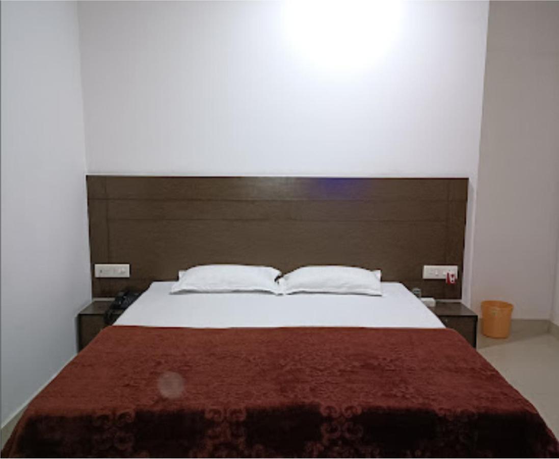 אגרה Supreme Guest House By Wb Inn מראה חיצוני תמונה