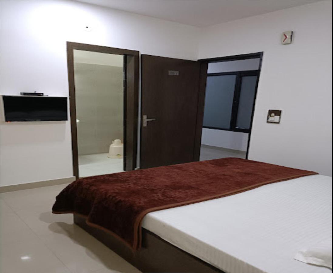 אגרה Supreme Guest House By Wb Inn מראה חיצוני תמונה