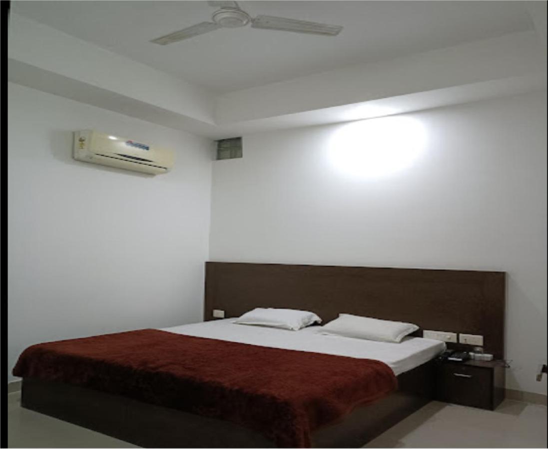 אגרה Supreme Guest House By Wb Inn מראה חיצוני תמונה