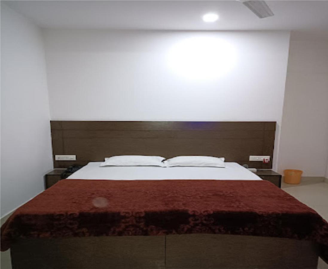 אגרה Supreme Guest House By Wb Inn מראה חיצוני תמונה