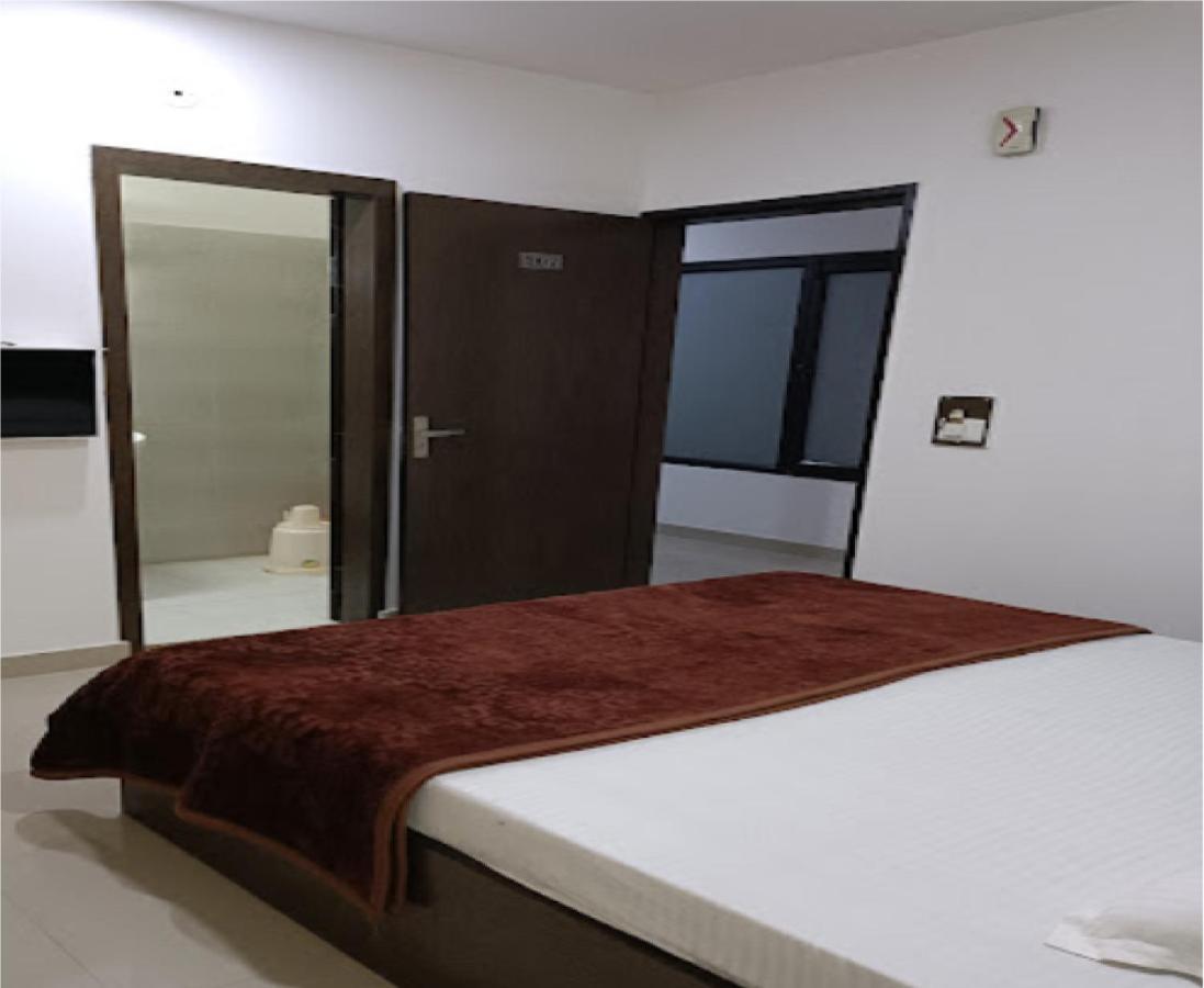 אגרה Supreme Guest House By Wb Inn מראה חיצוני תמונה